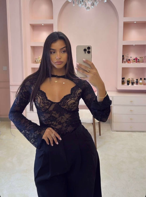 Top noir en dentelle