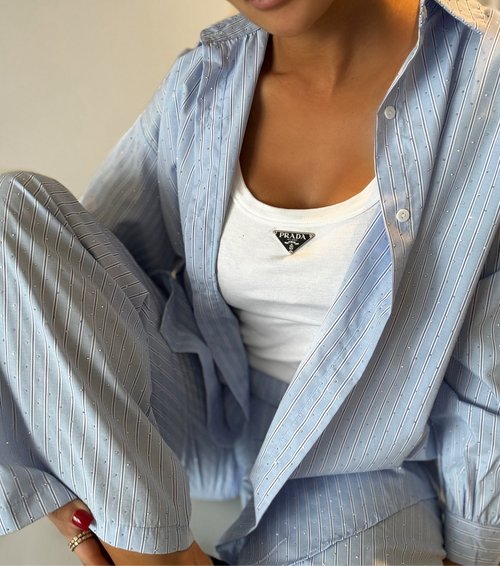 Ensemble bleu à rayures et détails brillants