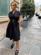Robe Waisted à ceinture noire