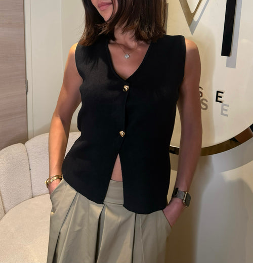 Top noir à boutons dorés