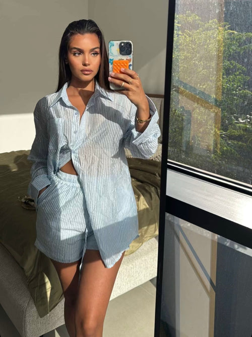 Ensemble short bleu à détails brillants
