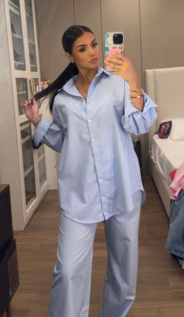 Ensemble bleu à rayures et détails brillants